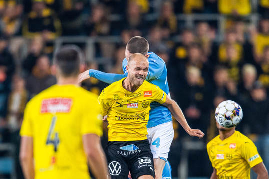 Mjällbys Viktor Gustafson och Malmö FFs Lasse Nielsen