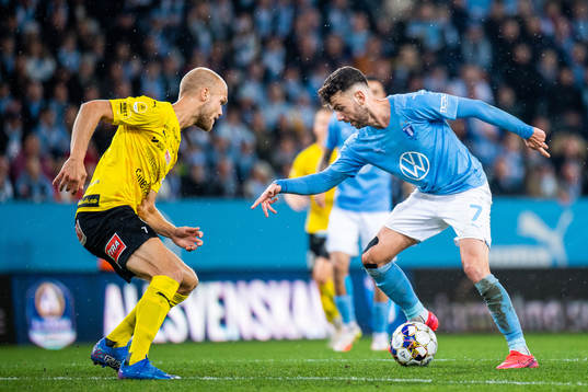 Mjällbys Viktor Gustafson och Malmö FFs Erdal Rakip