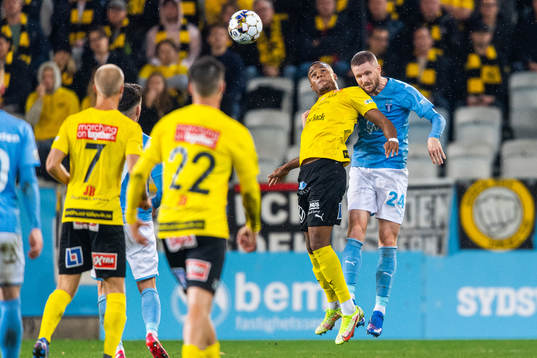 Mjällbys Amin Sarr och Malmö FFs Lasse Nielsen