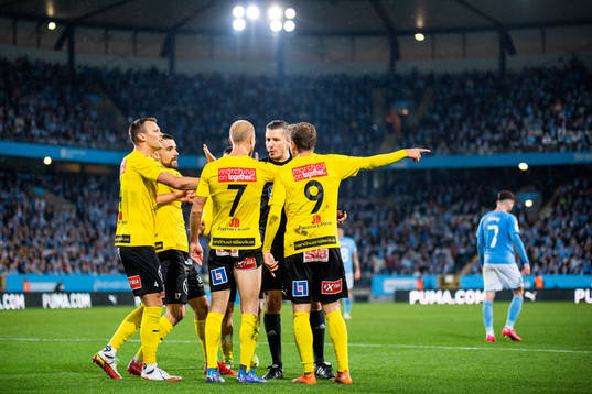 Mjällbys spelare reagerar mot domare Bojan Pandzic