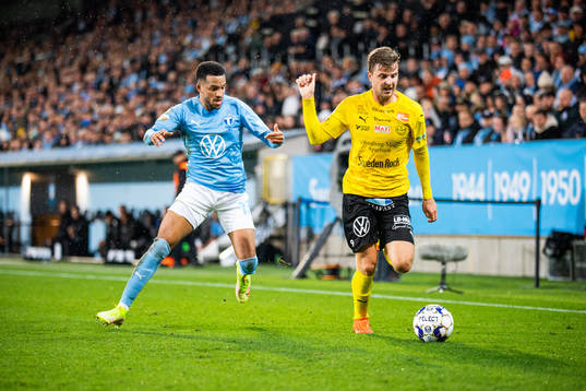 Malmö FFs Martin Olsson och Mjällbys Joel Nilsson