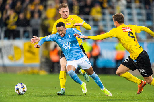 Malmö FFs Martin Olsson och Mjällbys Jacob Bergström