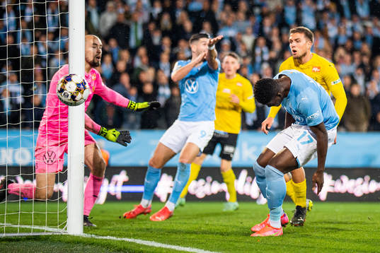 Malmö FFs Malik Abubakari och Mjällbys målvakt