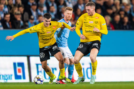 Mjällbys Jesper Gustavsson och Jacob Bergström i kamp om