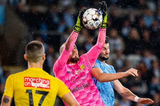 Mjällbys målvakt Carl-Johan Eriksson och Malmö FFs