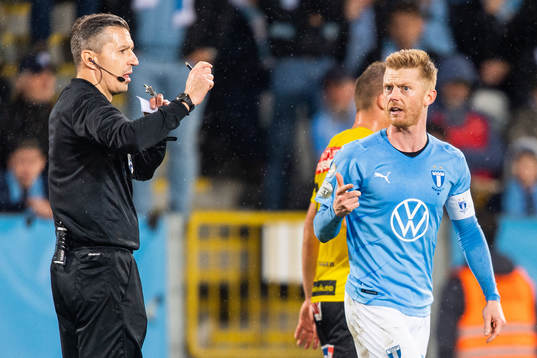 Malmö FFs Anders Christiansen och domare Bojan Pandzic