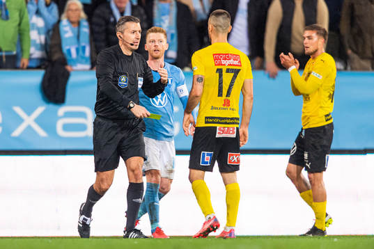 Malmö FFs Anders Christiansen och domare Bojan Pandzic