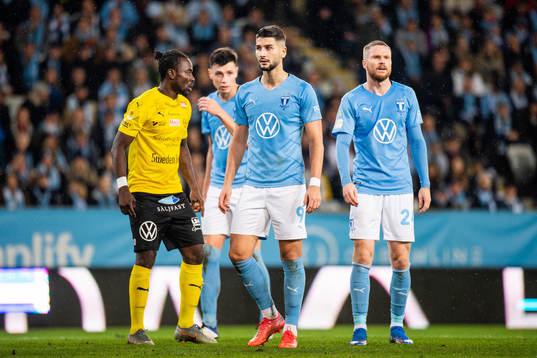 Mjällbys Mamudu Moro bredvid Malmö FFs Anel Ahmedhodzic,
