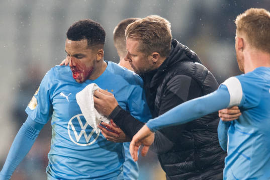 Malmö FFs Martin Olsson blöder från näsan och får vård