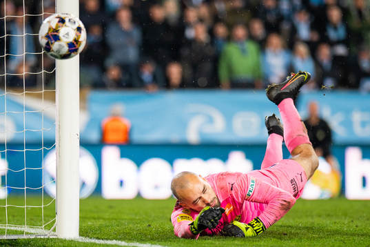Mjällbys målvakt Carl-Johan Eriksson med en räddning