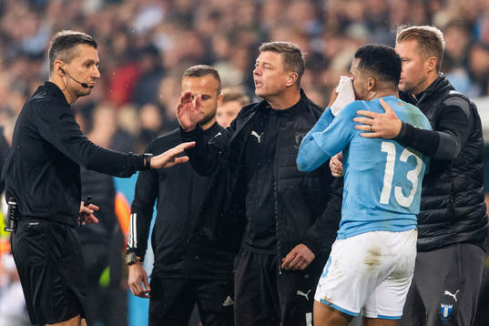 Malmö FFs huvudtränare Jon Dahl Tomasson diskuterar med