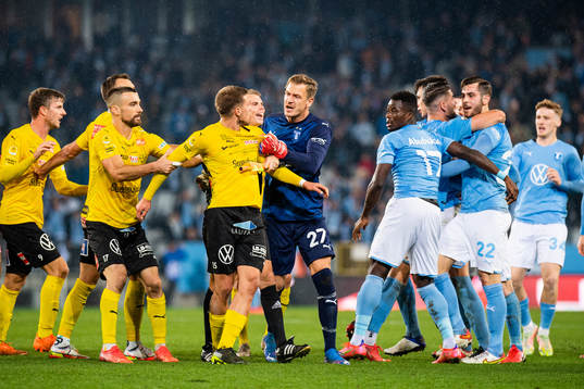 Irriterat mellan Mjällbys Ivan Kricak och Malmö FFs