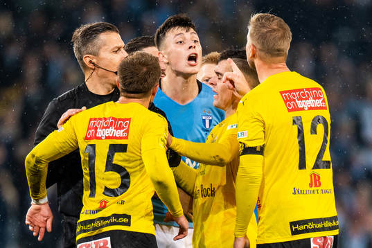 Irriterat mellan Malmö FFs Anel Ahmedhodzic och Mjällbys