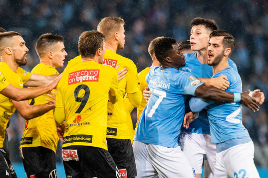 Malmö FFs Anel Ahmedhodzic och Adi Nalic reagerar mot