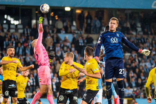 Mjällbys målvakt Carl-Johan Eriksson och Malmö FFs
