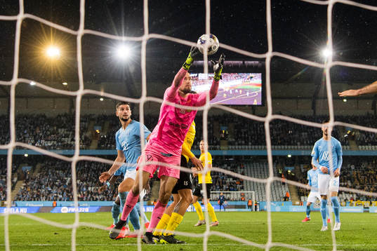 Mjällbys målvakt Carl-Johan Eriksson och Malmö FFs