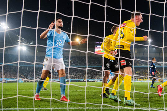 Malmö FFs Antonio Colak deppar och Mjällbys Noah Persson