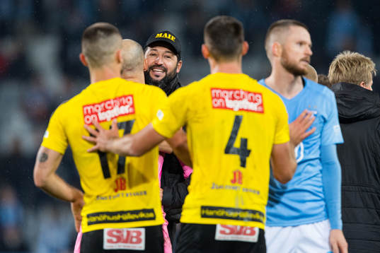 Mjällbys assisterande tränare Juan Robledo jublar