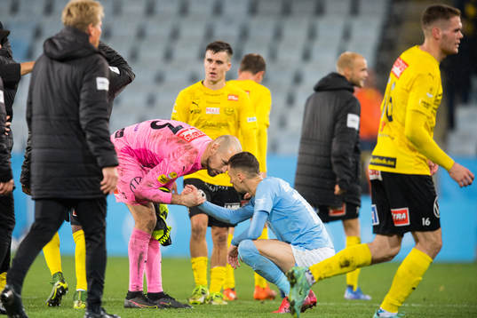 Mjällbys målvakt Carl-Johan Eriksson och Malmö FFs