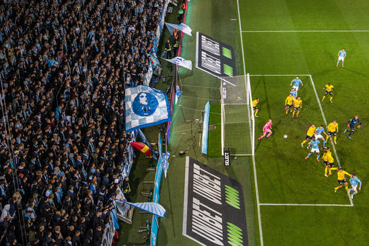 Malmö FFs Adi Nalic med en nick mot Mjällbys målvakt