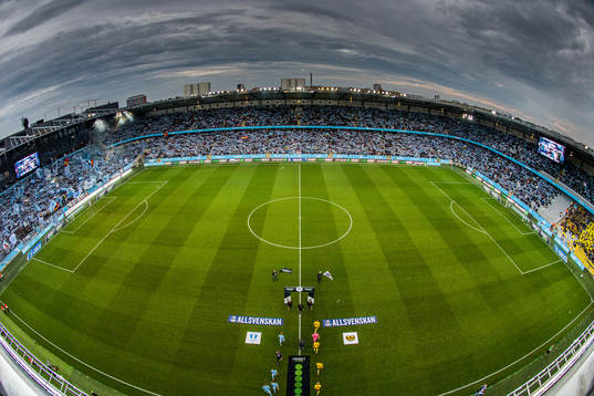 Spelarna gör entré på Eleda Stadion