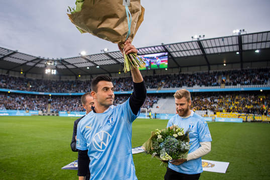 s Rasmus Bengtsson och Behrang Safari tackas av