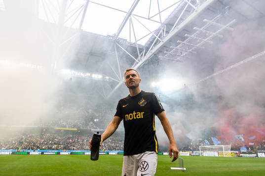 s Sebastian Larsson bland rök