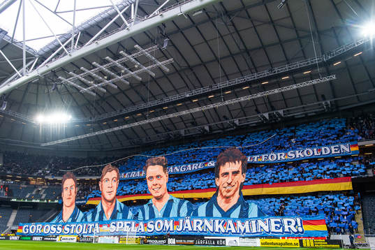 Djurgårdens supportrar med ett tifo
