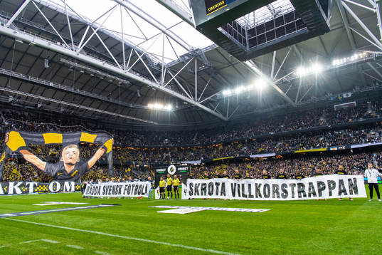 s och Djurgårdens spelare med banderoller i protest mot