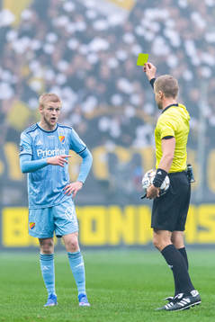 Djurgårdens Kalle Holmberg varnas av domare Glenn Nyberg