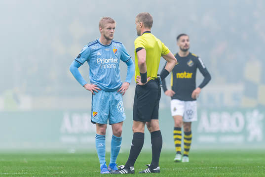 Djurgårdens Kalle Holmberg pratar med domare Glenn Nyberg