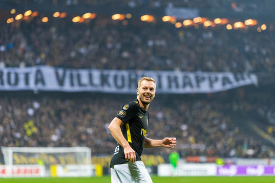s Sebastian Larsson reagerar mot ett domslut