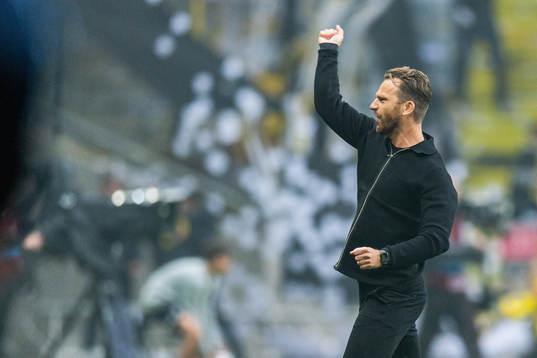 s tränare Bartosz Grzelak jublar