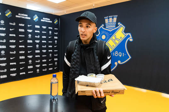 s Nabil Bahoui med en pizzakartong i handen