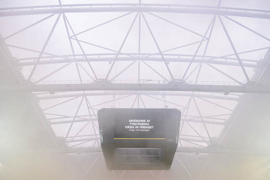Rök från bengaler inne på Friends Arena