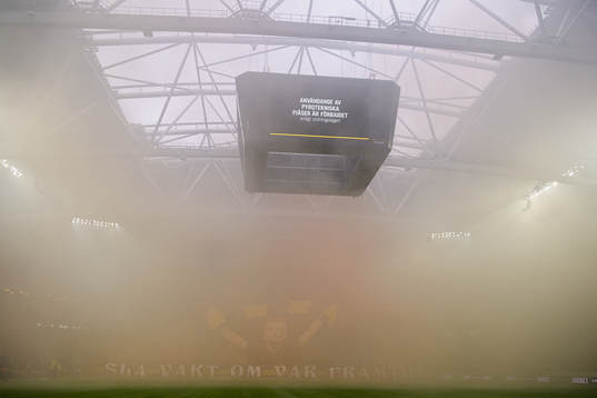 Rök från bengaler inne på Friends Arena