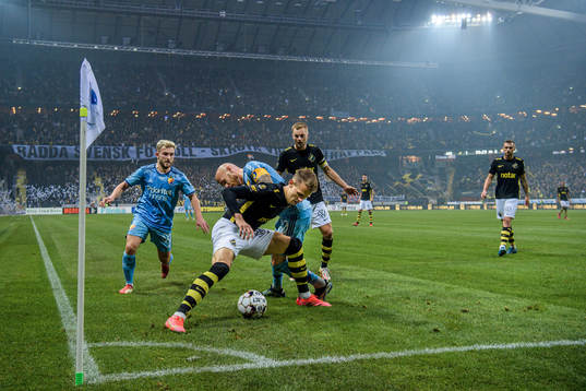 Djurgårdens Albion Ademi och Magnus Eriksson i en kamp mot