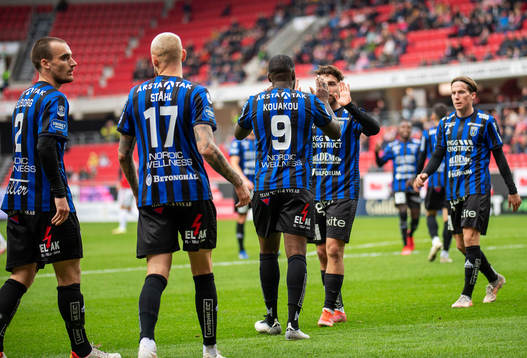 Sirius Christian Kouakou jublar med lagkamrater