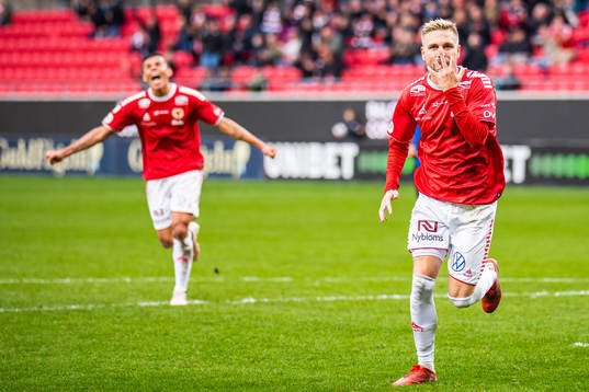 Kalmars Jonathan Ring jublar