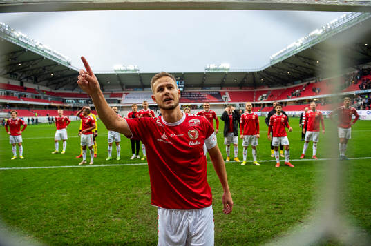 Kalmars Erik Israelsson jublar med laget