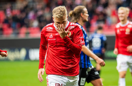 Kalmars Jonathan Ring jublar