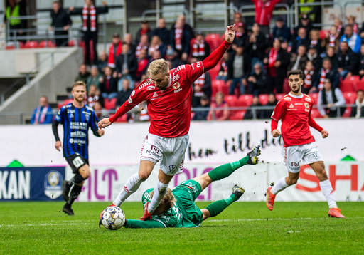 Sirius målvakt August Ahlin fäller Kalmars Jonathan Ring