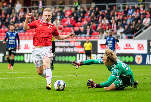 Kalmars Isak Jansson och Sirius målvakt August Ahlin