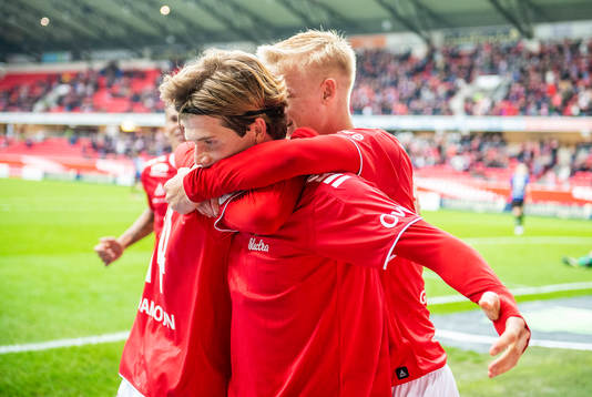 Kalmars Oliver Berg jublar med lagkamrater