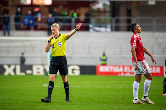 Domaren Adam Ladebäck och Kalmars Romario Pereira Sipiao