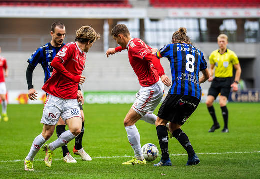 Kalmars Piotr Johansson klackar fram till Oliver Berg som