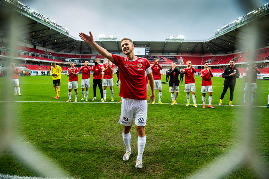 Kalmars Erik Israelsson jublar med lagkamrater