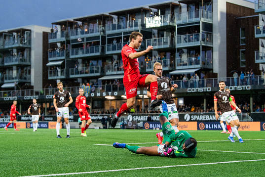 Bård Finne of Brann and goalkeeper Sousha Makani of