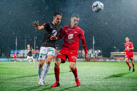 Lars Olden Larsen of Mjøndalen and Robert Taylor of Brann