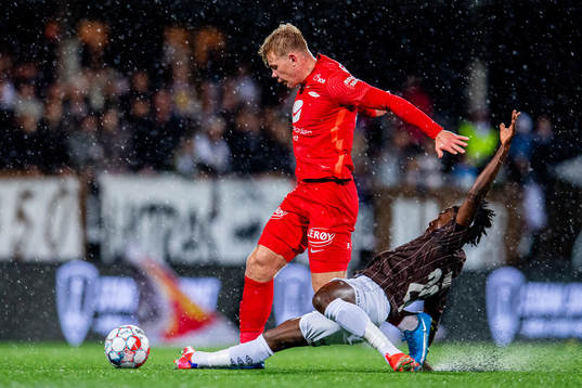Aune Heggebø of Brann and Isaac Twum of Mjøndalen